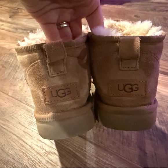 UGG Classic Ultra Mini Chestnut size 8 - Picture 2 of 3